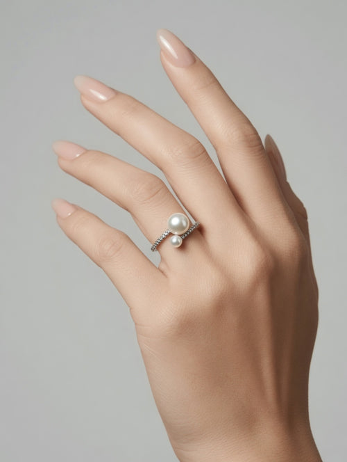 Anel em Prata 925 com Pérolas e Design Espiral Cravejado