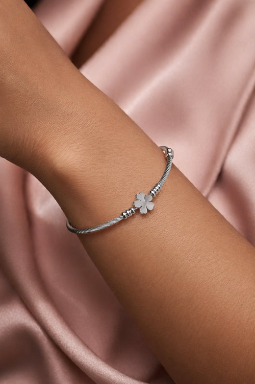 Bracelete Aço Inoxidável com Trevo Central e Textura Torcida