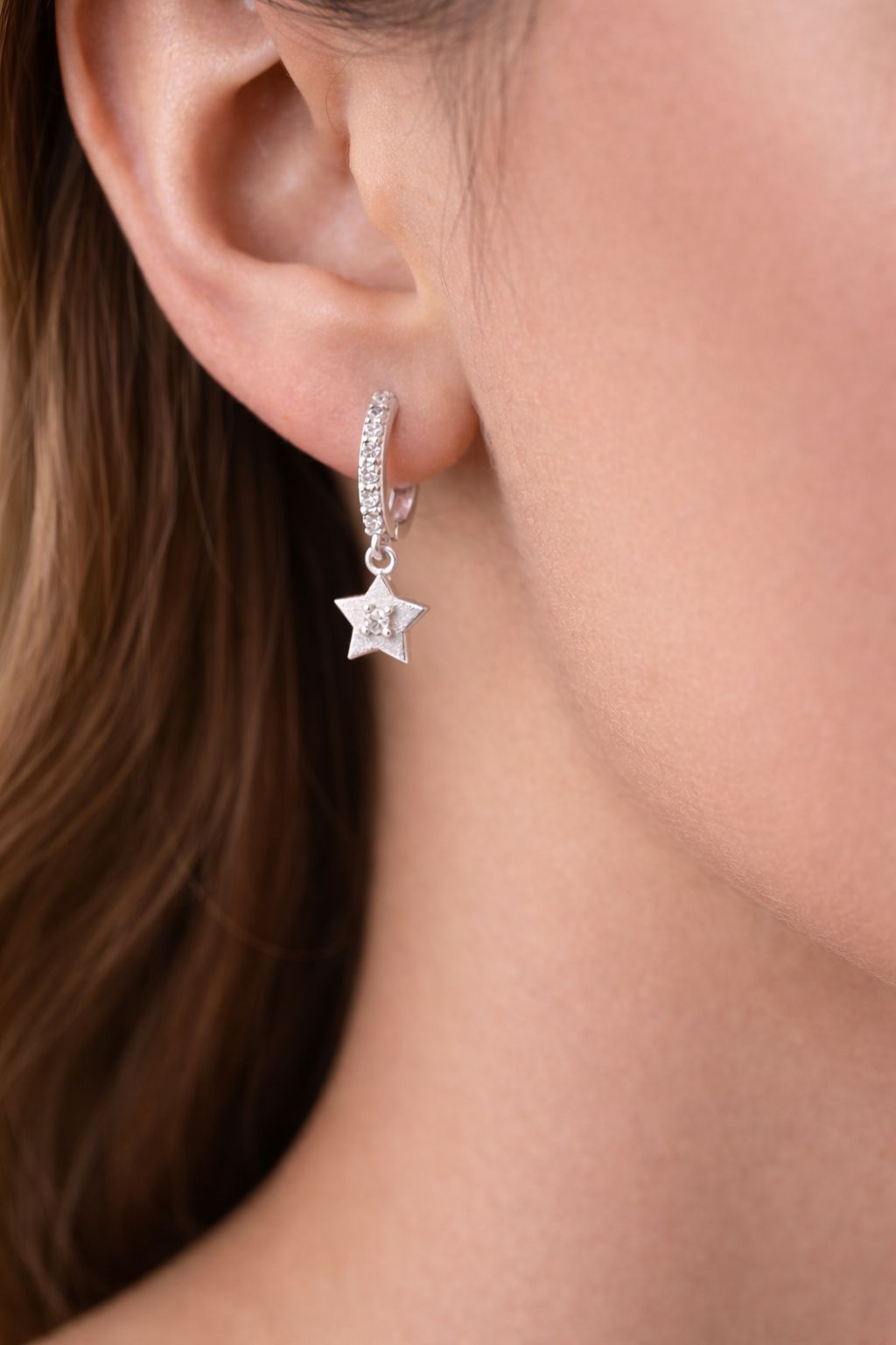 Brinco Argola em Prata 925 com Zircônias e Pendente de Estrela 1cm