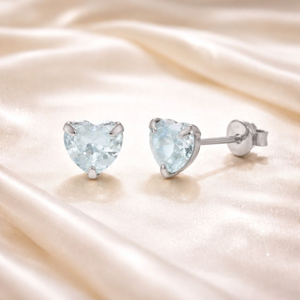 Brinco em Prata 925 com Zircônia Azul Claro em Formato de Coração 4mm