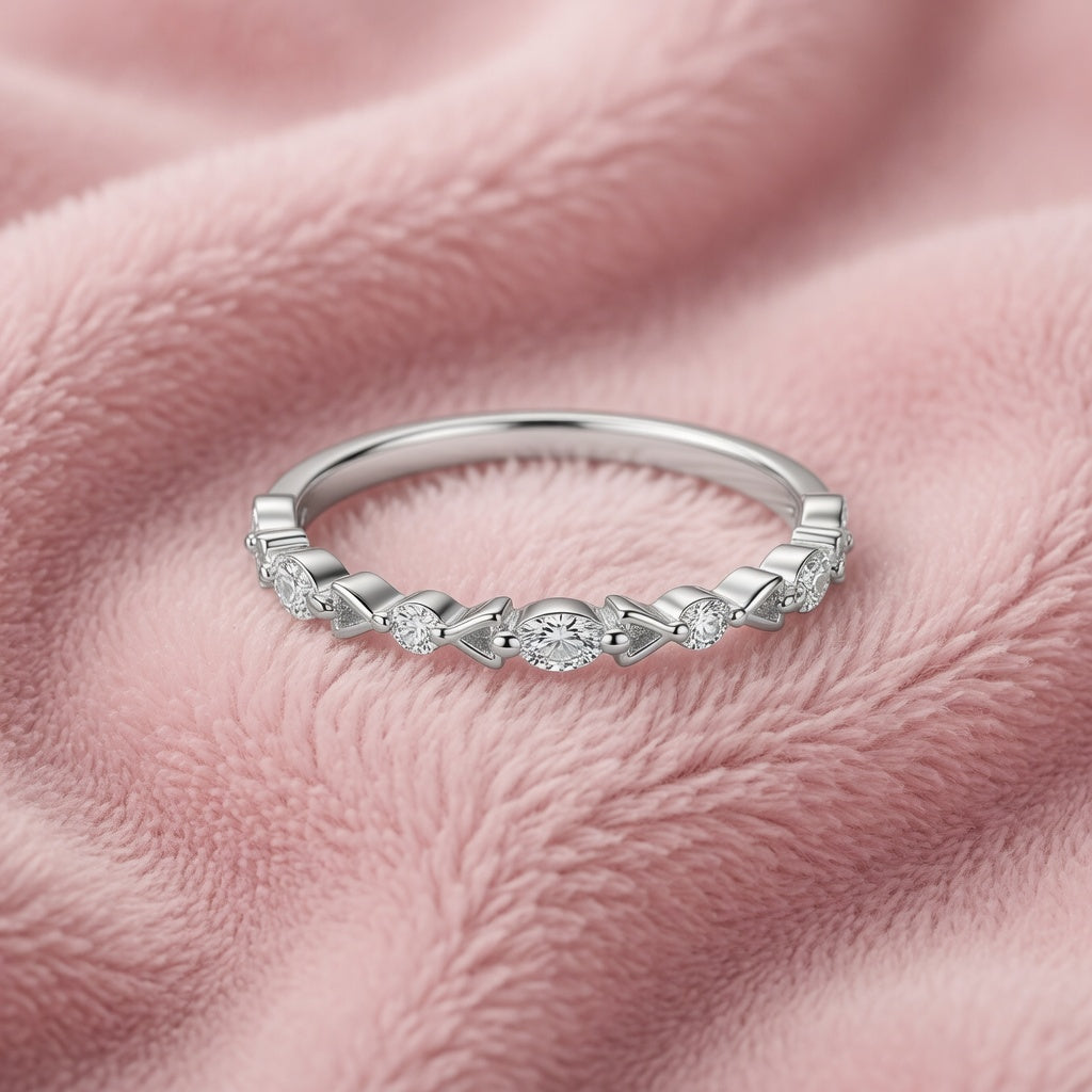 Anel banhado em Prata 925 com Zircônias Frontais e Design em Setas vazadas