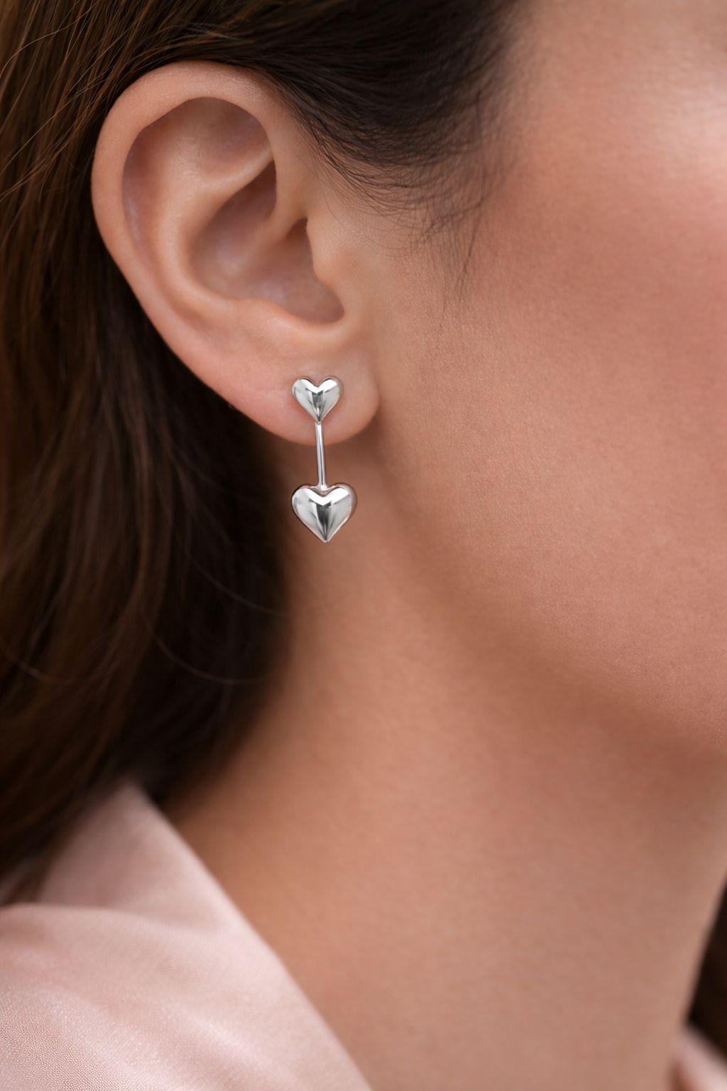 Brinco Pendente em Prata 925 com Dois Corações 2cm