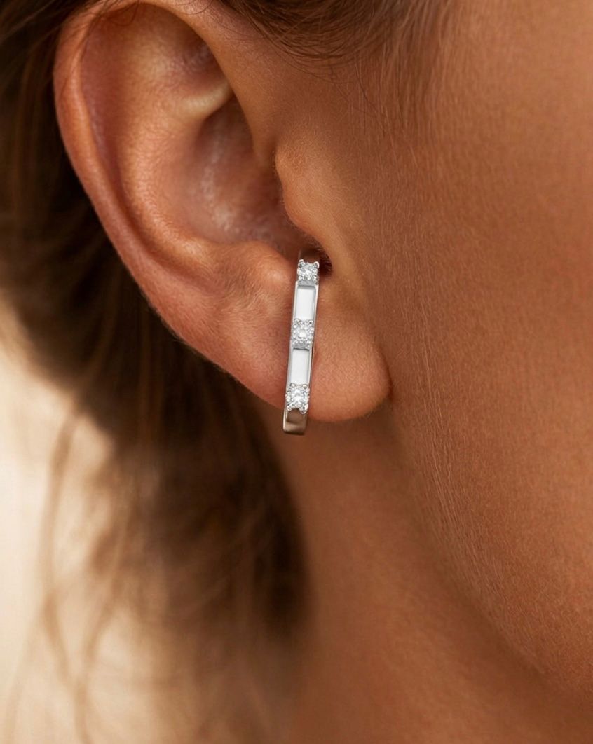 Brinco Estilo Ear Cuff em Prata 925 com Três Zircônias Incolores Cravejadas