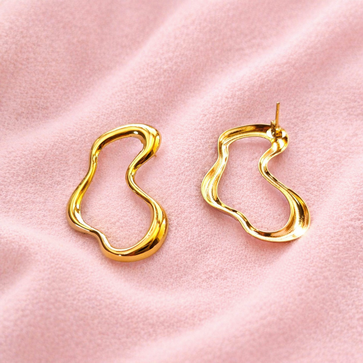 Brinco Design Fluido Banhado a Ouro 18k