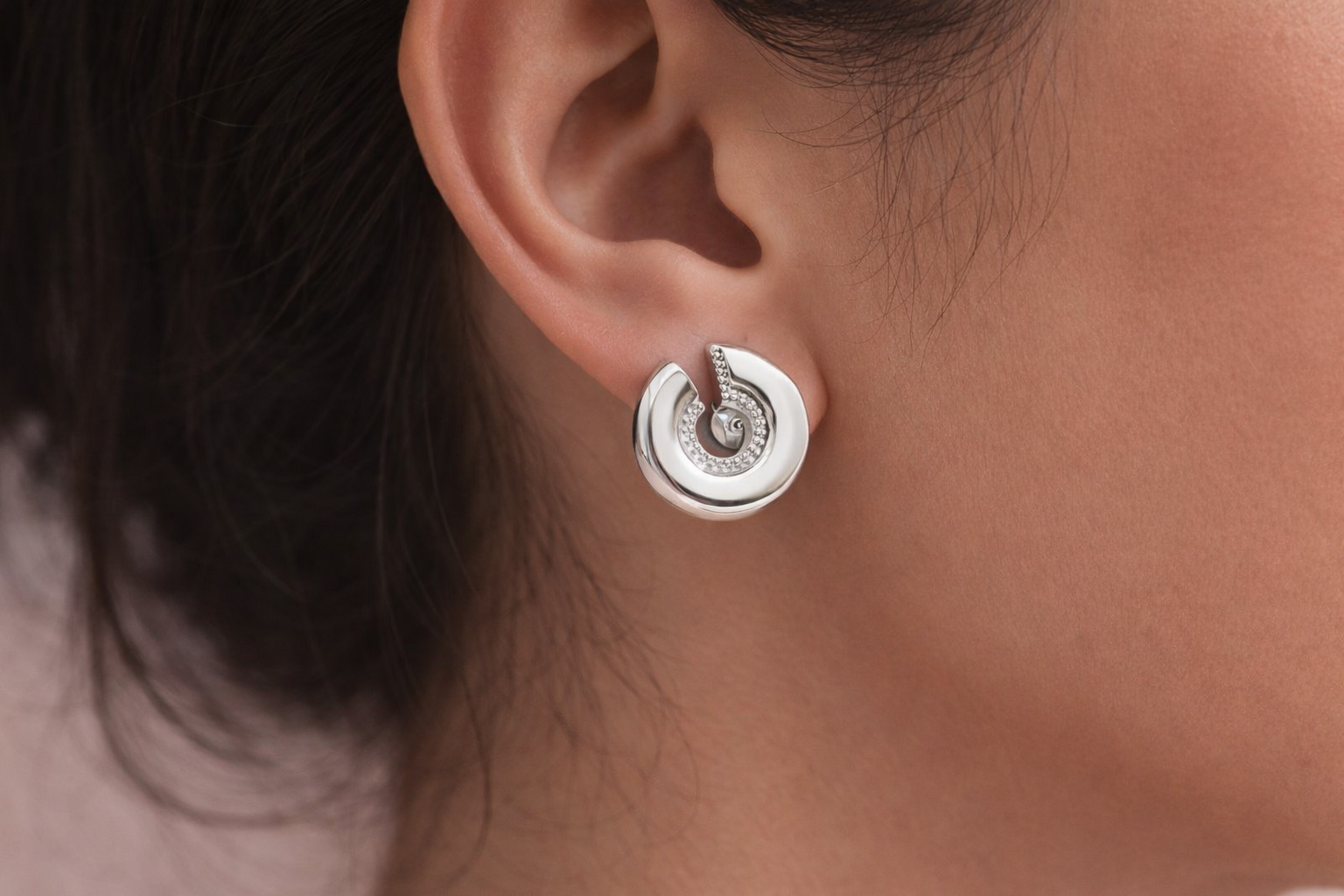 Brinco Folhado a Prata 925 Círculo Incompleto Texturizado com Linhas Paralelas