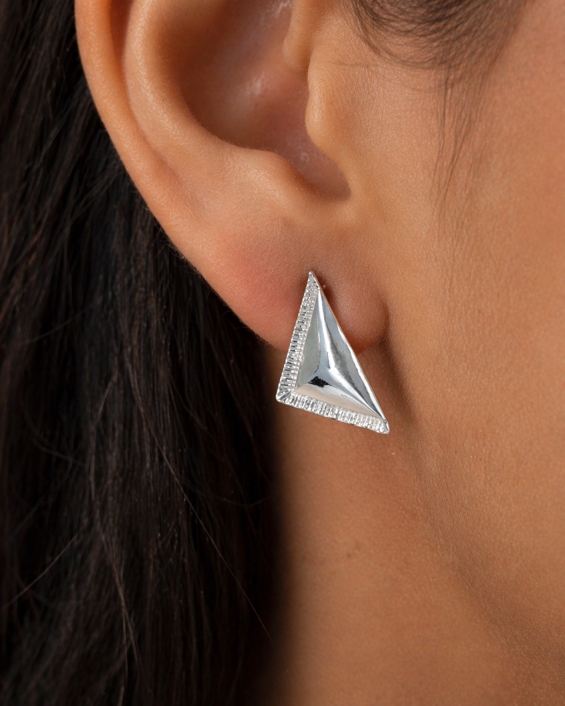 Brinco Triangular em Prata 925 com Textura Lateral