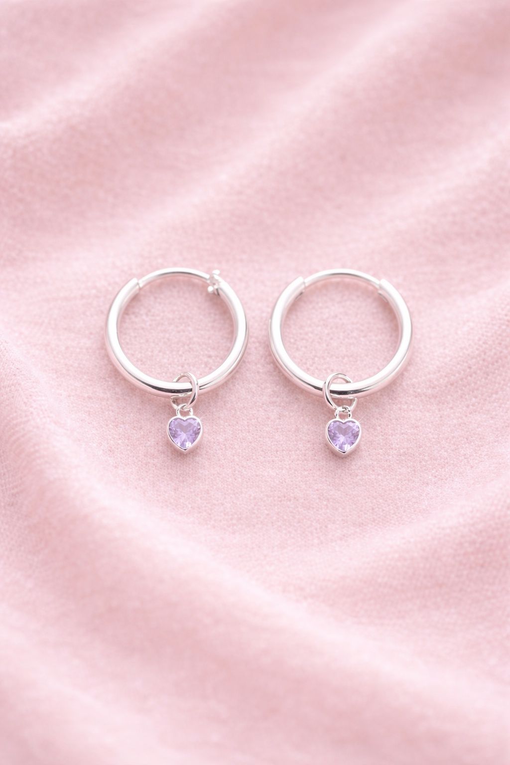 Brinco Argola em Prata 925 com Pingente de Coração em Zircônia Lilás 1,5cm