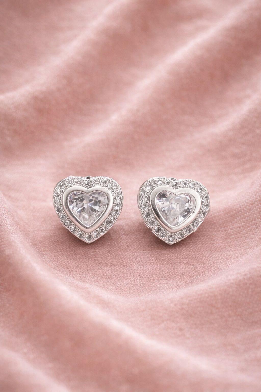 Brinco em Prata 925 Formato Coração Cravejado com Zircônias 1,5c