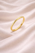 Anel Delicado Liso Minimalista Folheado a Ouro 18K