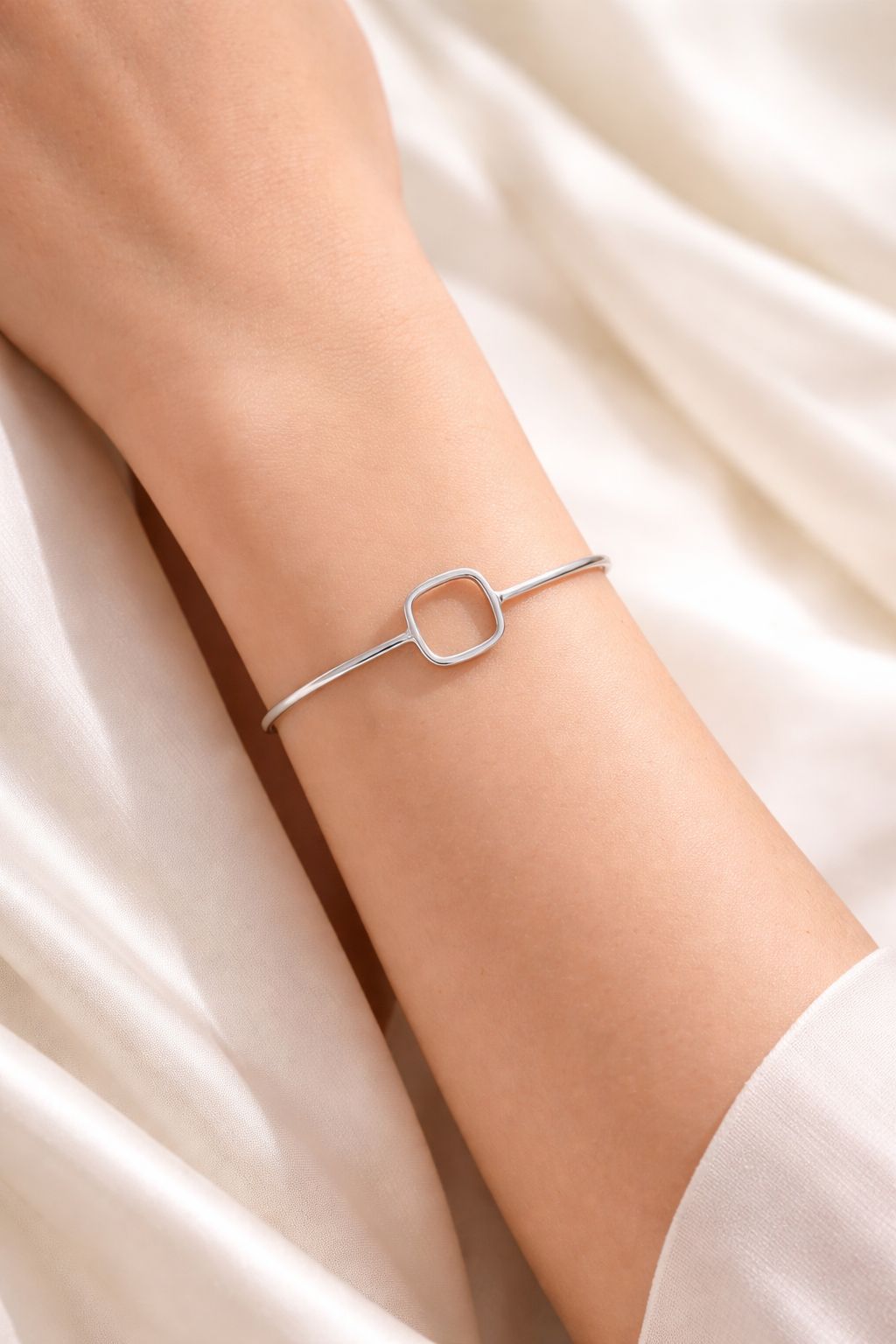 Bracelete Geométrico em Prata 925 com Design Minimalista