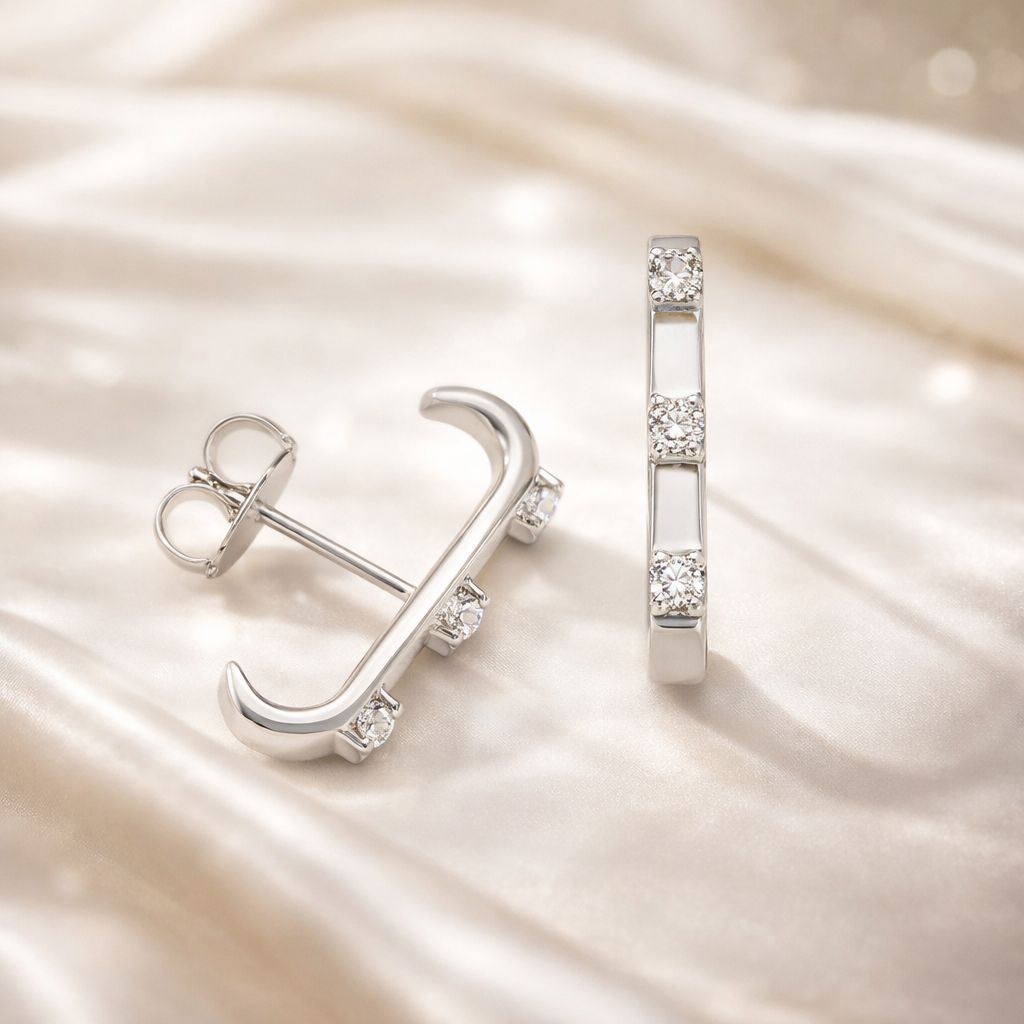 Brinco Estilo Ear Cuff em Prata 925 com Três Zircônias Incolores Cravejadas