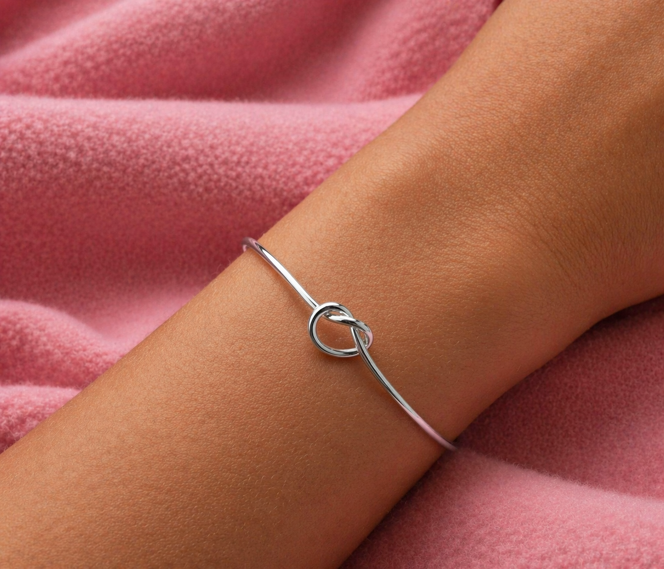 Bracelete em Aço Inoxidável com Nó Central e Extremidades Esféricas