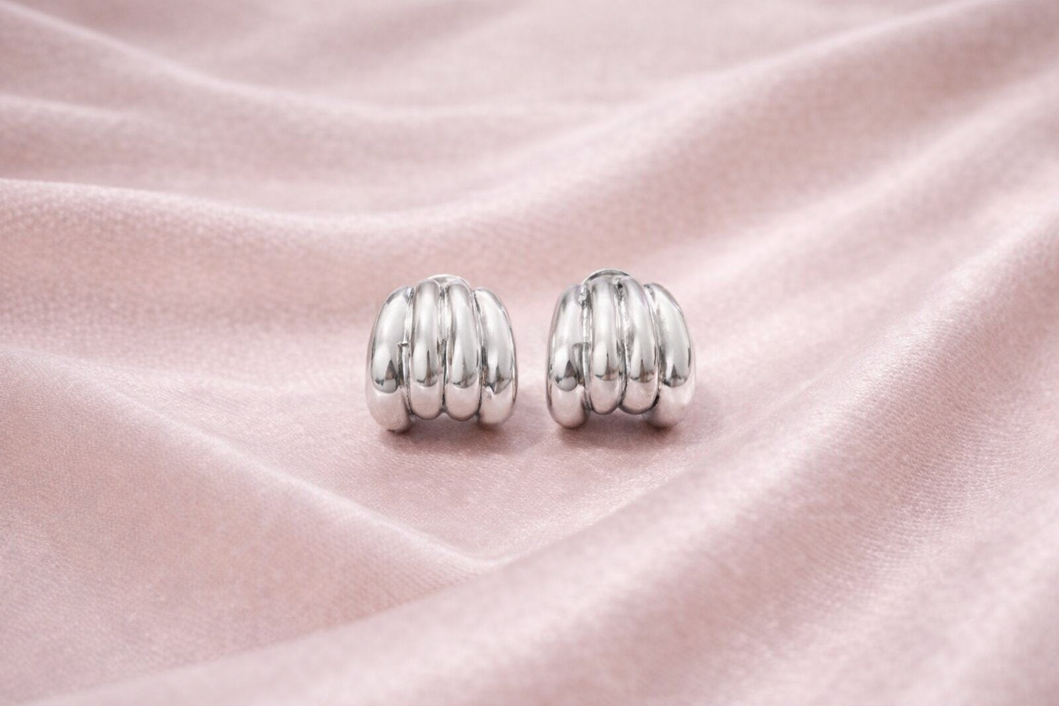 Brinco Meia Argola Texturizada Banhado a Prata 925