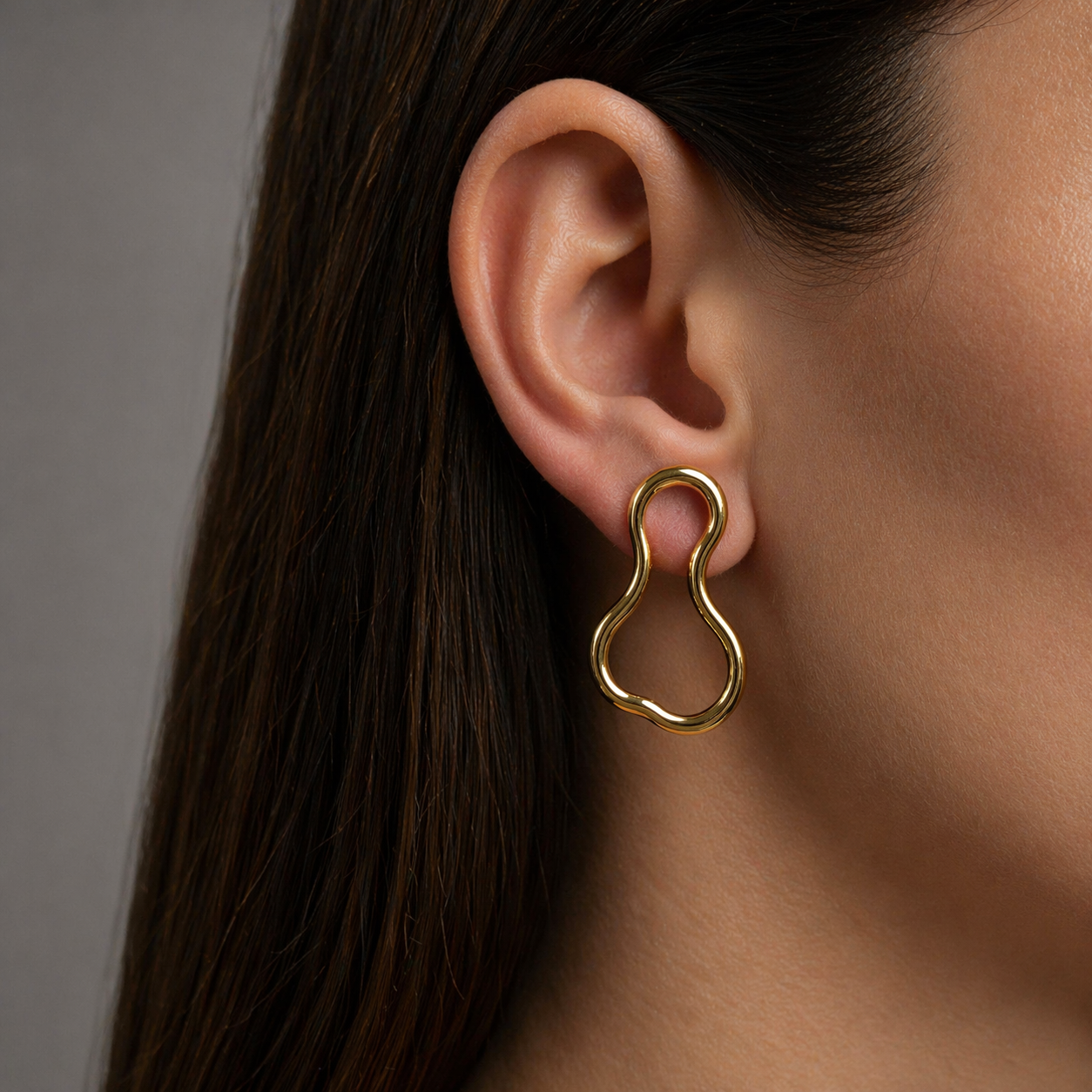 Brinco Design Fluido Banhado a Ouro 18k