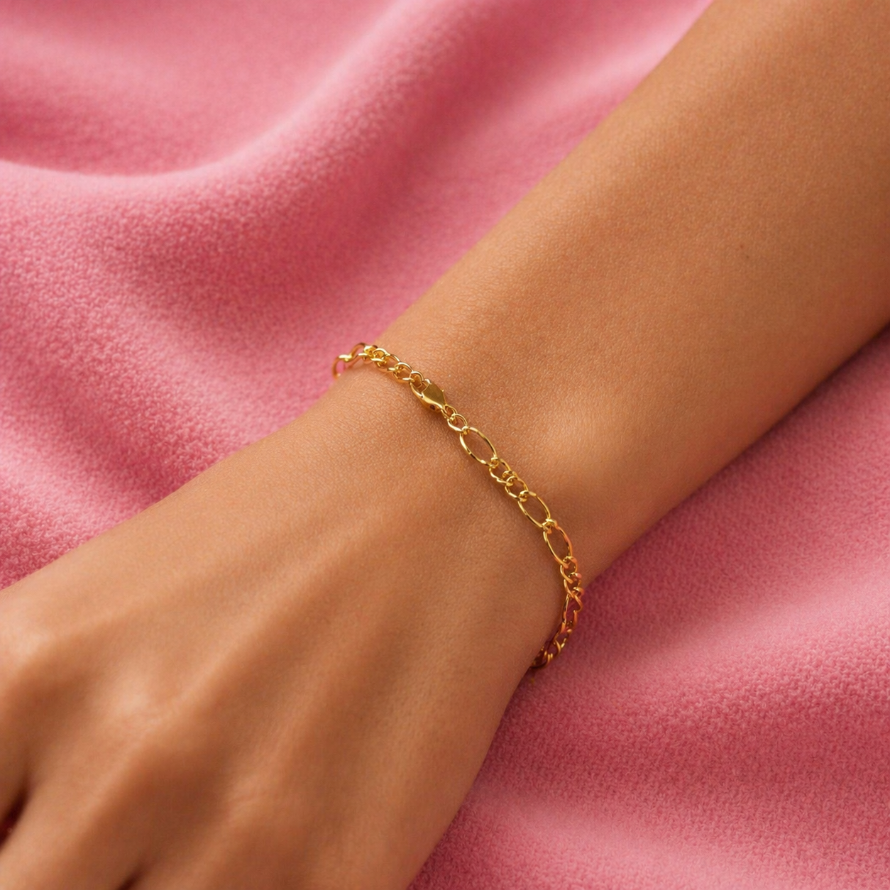 Pulseira Elo Fígaro com tom dourado