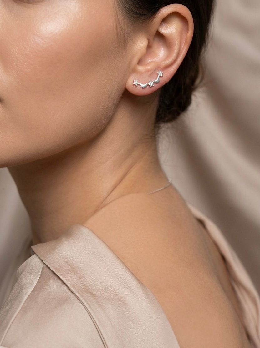 Brinco Curvo em Prata 925 com Luas e Estrelas Minimalista