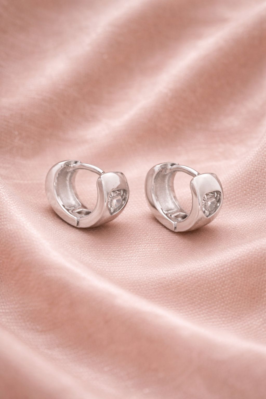 Brinco Argola Larga em Prata 925 com Zircônia em Formato de Coração 1cm