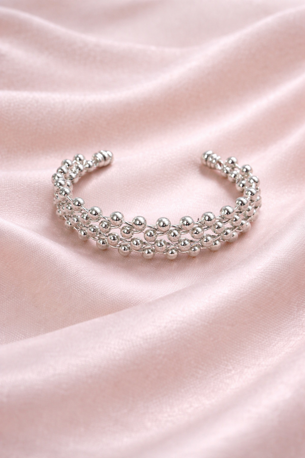 Bracelete aberto de prata 925 com design orgânico entrelaçado e esferas polidas