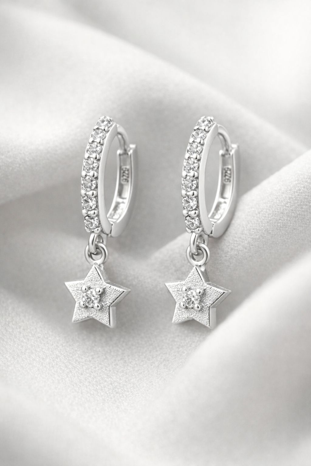 Brinco Argola em Prata 925 com Zircônias e Pendente de Estrela 1cm