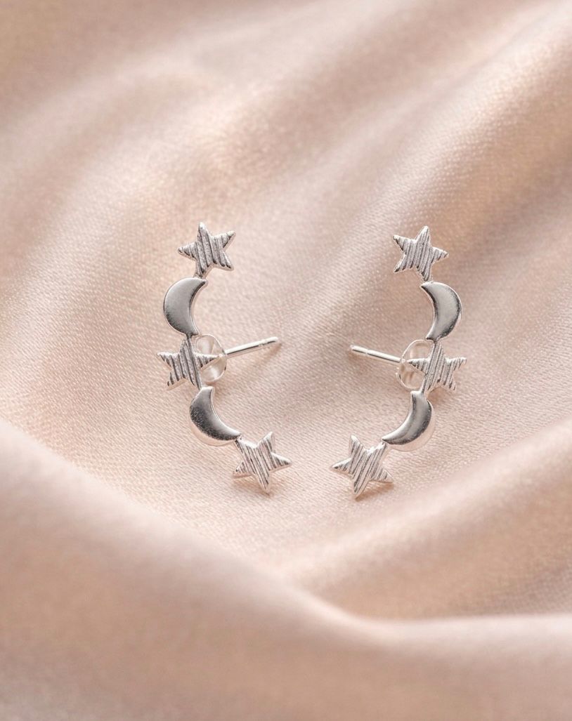 Brinco Curvo em Prata 925 com Luas e Estrelas Minimalista