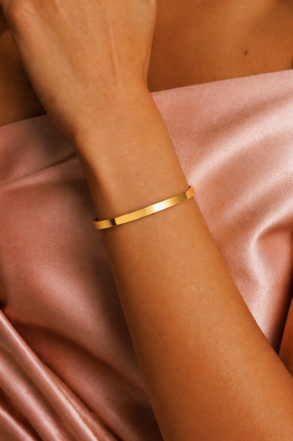 Bracelete Liso de Aço Inoxidavel Banhado a Ouro 18k