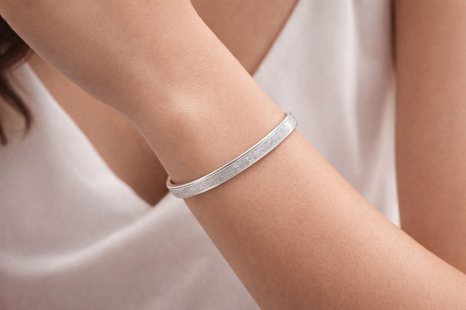 Bracelete de Prata 925 com Linha Central Texturizada e Abertura Ajustável