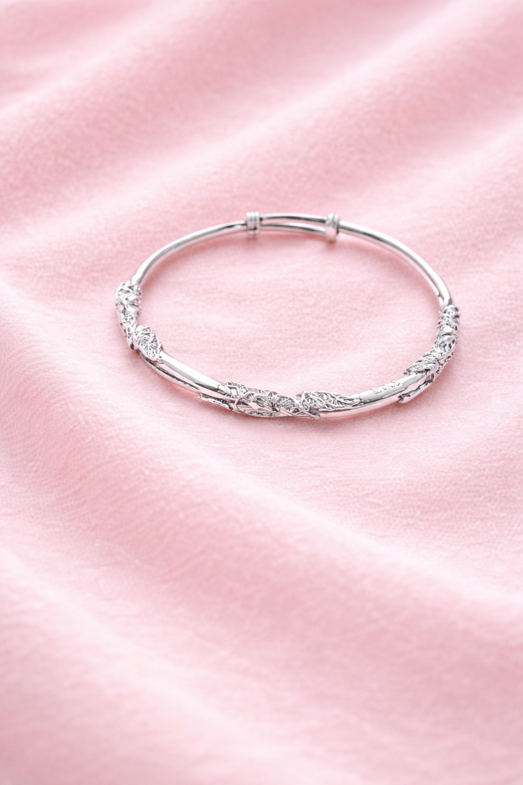 Bracelete Prata 925 com Detalhes Orgânicos e Acabamento Polido