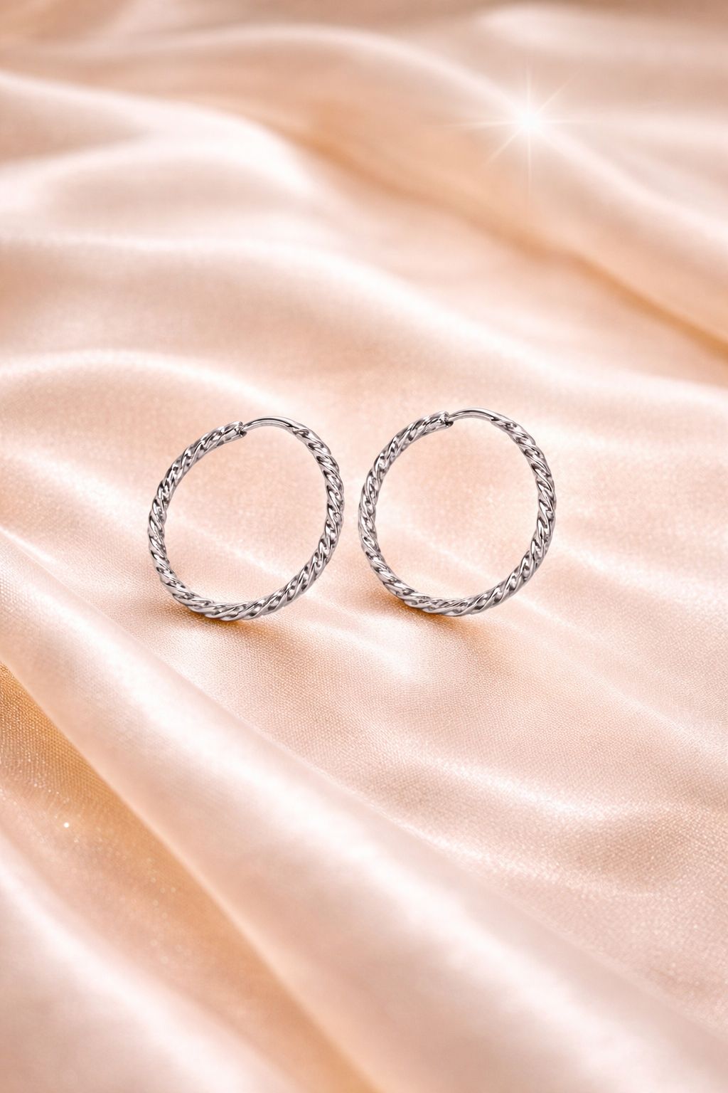 Brinco Argola Torcida em Prata 925 Transpassada 2cm