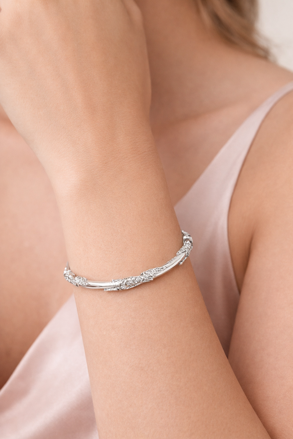 Bracelete Prata 925 com Detalhes Orgânicos e Acabamento Polido