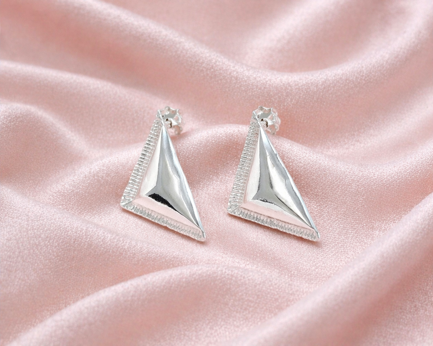 Brinco Triangular em Prata 925 com Textura Lateral