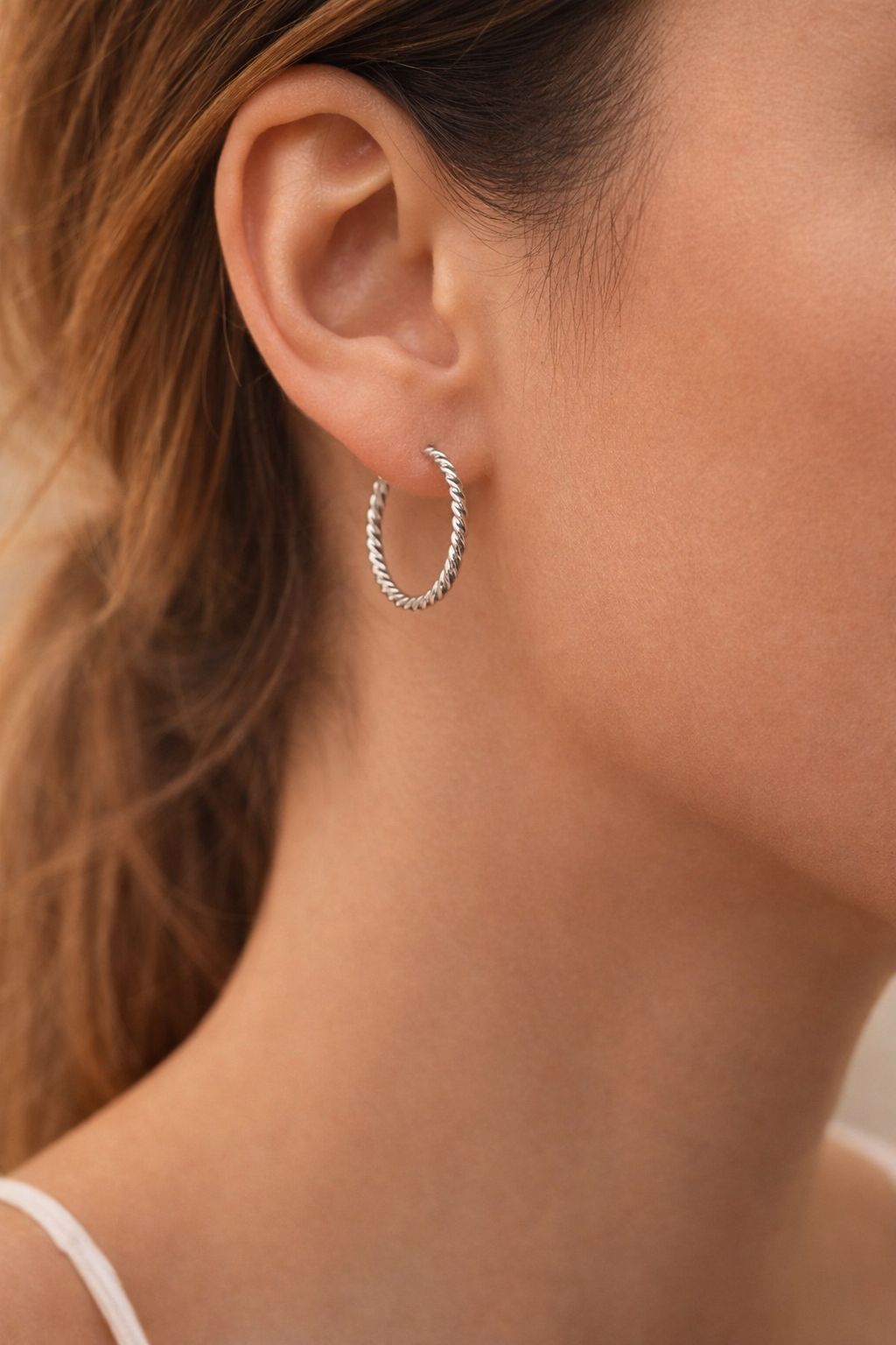 Brinco Argola Torcida em Prata 925 Transpassada 2cm