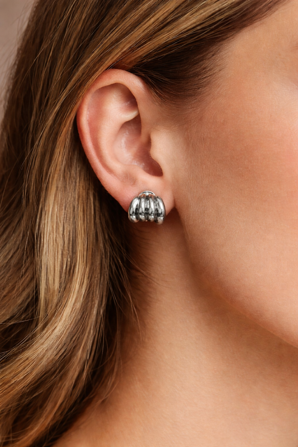 Brinco Meia Argola Texturizada Banhado a Prata 925