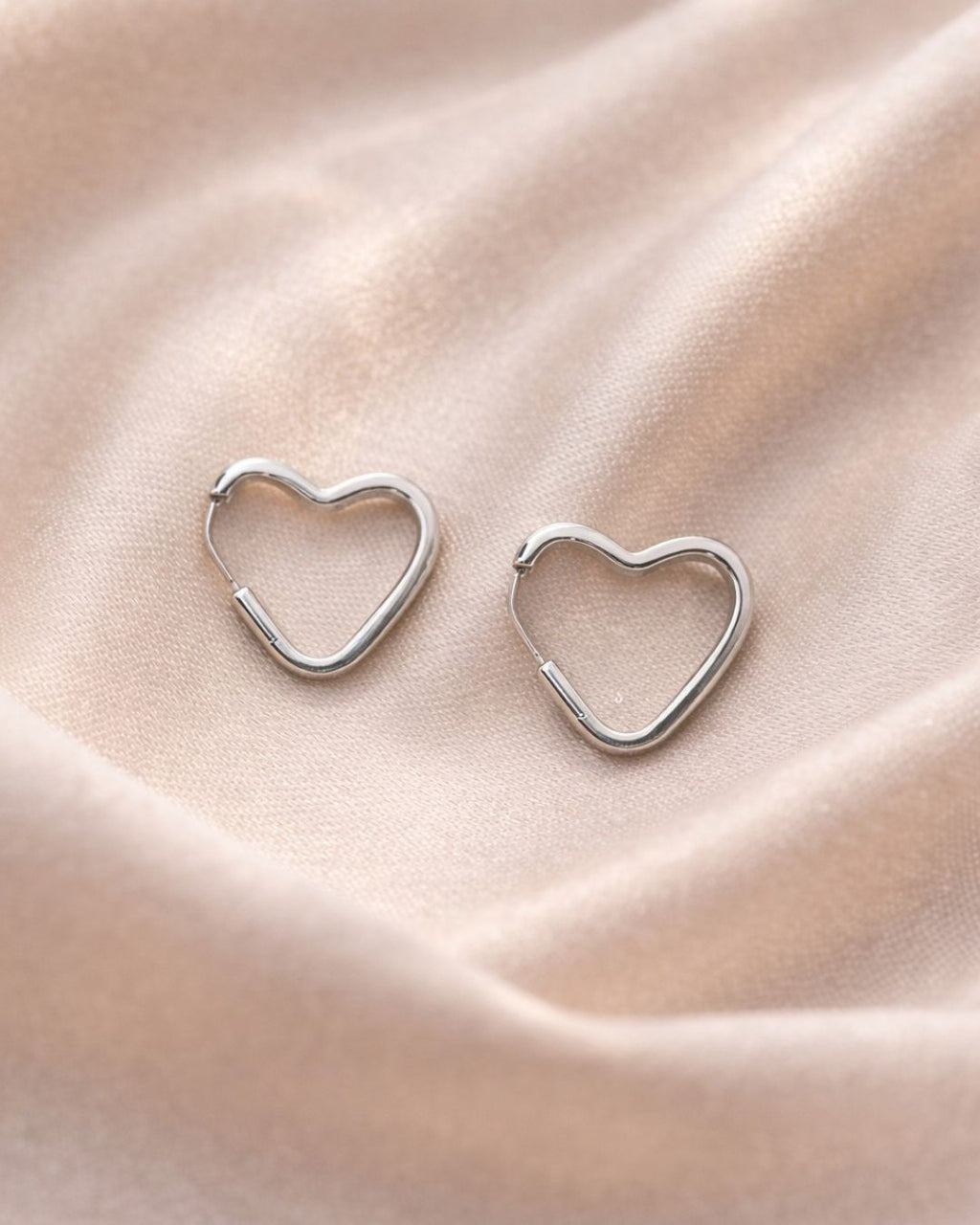 Brinco Argola em Prata 925 Formato Coração Vazado 1,5cm