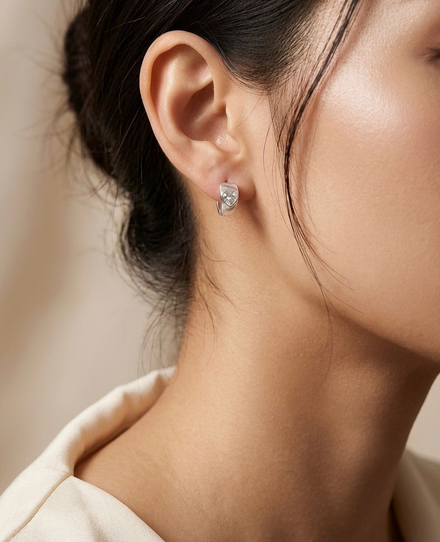 Brinco Argola Larga em Prata 925 com Zircônia em Formato de Coração 1cm