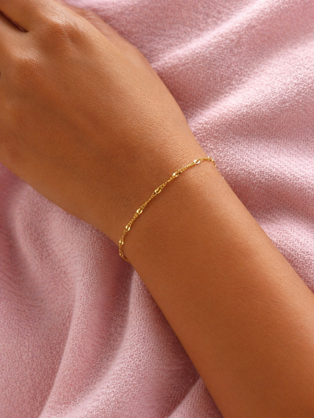 Pulseira Elo torcido de tom dourado com Fecho Lagosta Ajustável