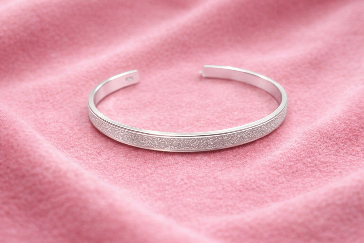 Bracelete de Prata 925 com Linha Central Texturizada e Abertura Ajustável