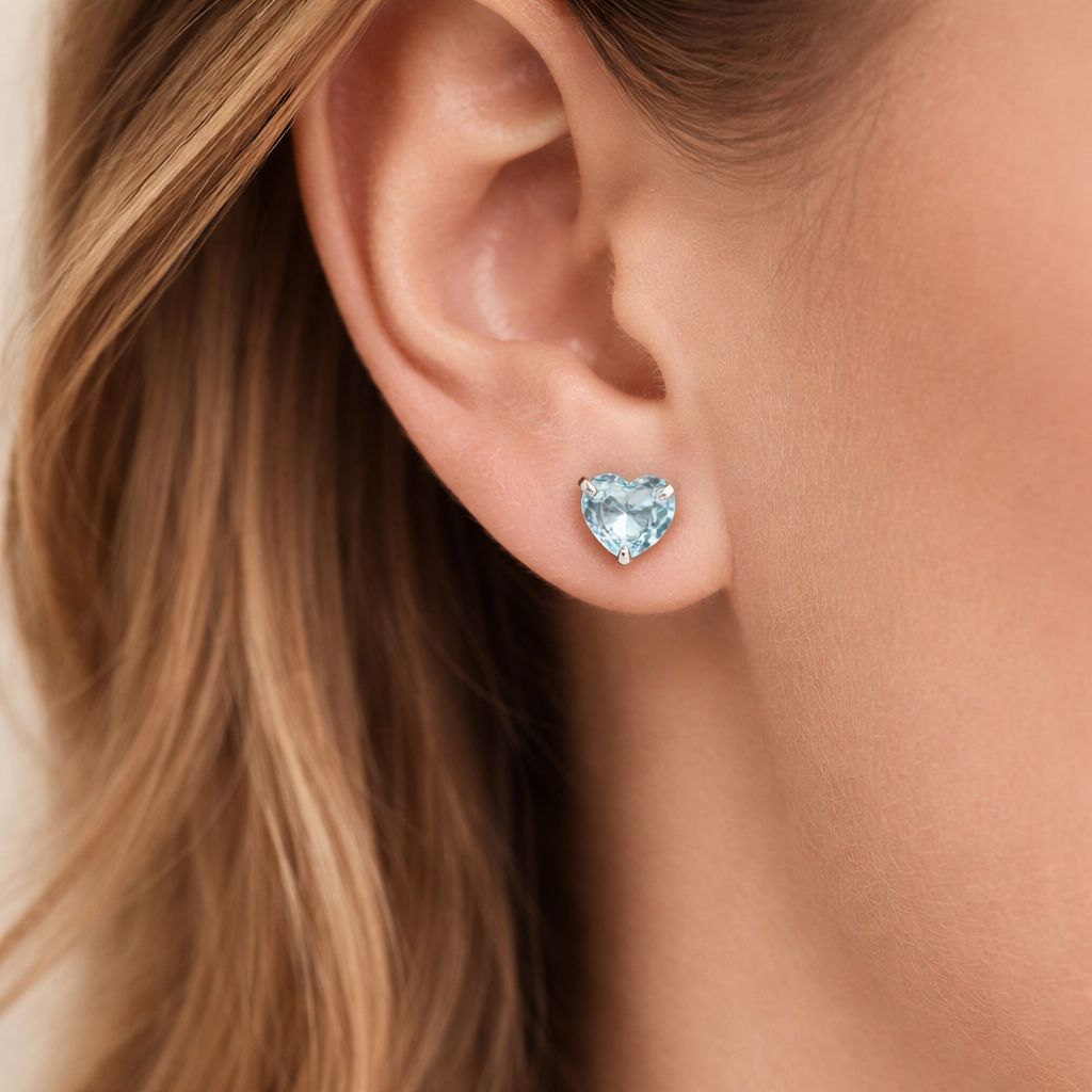 Brinco em Prata 925 com Zircônia Azul Claro em Formato de Coração 4mm