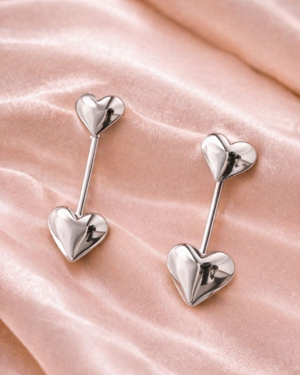 Brinco Pendente em Prata 925 com Dois Corações 2cm