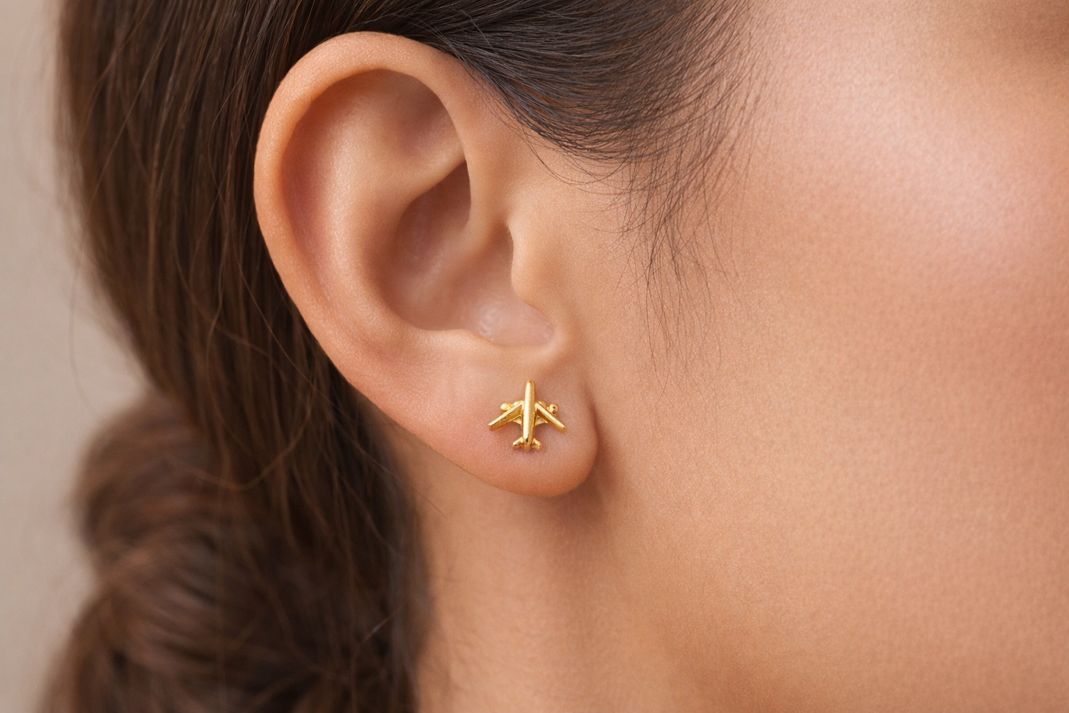 Brinco Avião Banhado a Ouro 18k com Fecho Pino e Tarraxa