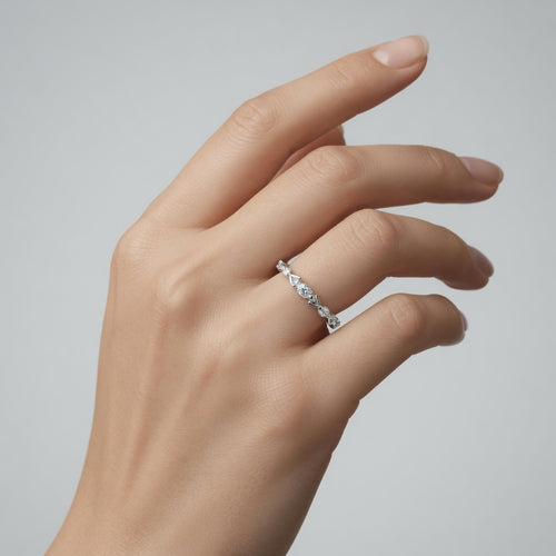 Anel banhado em Prata 925 com Zircônias Frontais e Design em Setas vazadas